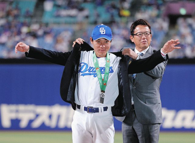 ドラゴンズ・大島洋平に名球会ブレザー贈呈 通算2000安打達成で
