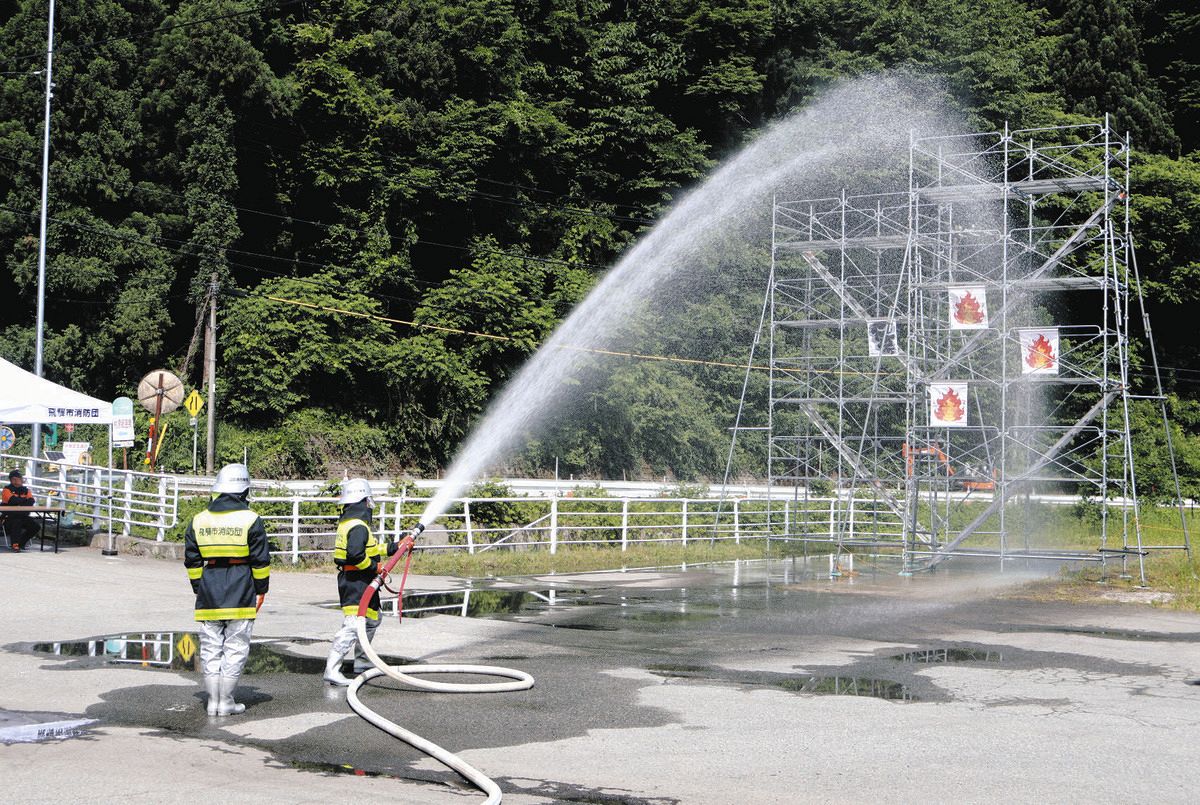 形式的な消防操法大会への不満を考慮 「採点しない訓練会」飛騨市消防団が開催のサムネイル