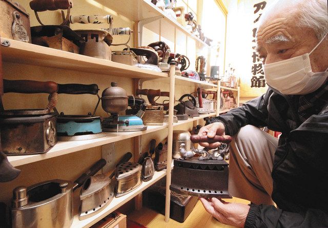 炭火式や陶器製、アイロン450点を収集60年 上宝のクリーニング