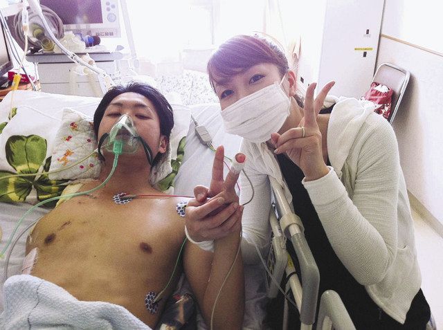 ２０１３年５月、事故で右腕を失い入院中の宇田選手（左）と妻亜紀さん＝亜紀さん提供 