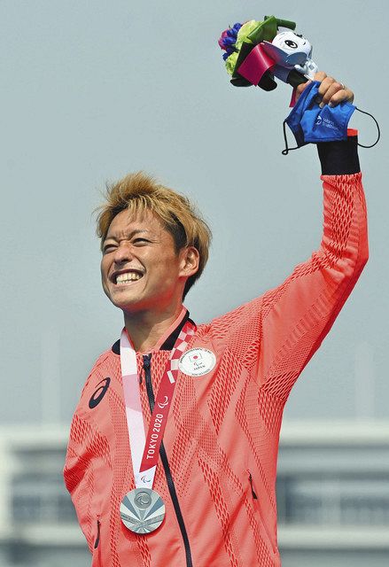 トライアスロン男子で銀メダルを獲得し、表彰式で笑顔を見せる宇田秀生選手＝２８日、お台場海浜公園特設コースで