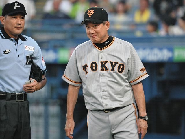 原辰徳監督が怒りの”ももパチン” 最大6点差を逆転も…ヤクルト・内山に