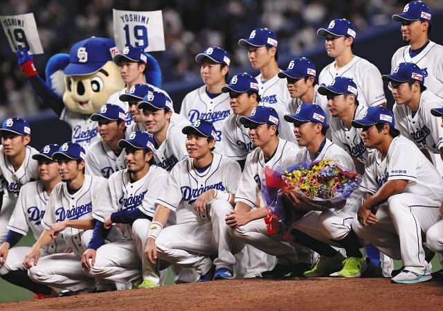 引退セレモニーで花束を手に記念撮影に臨む吉見らナイン