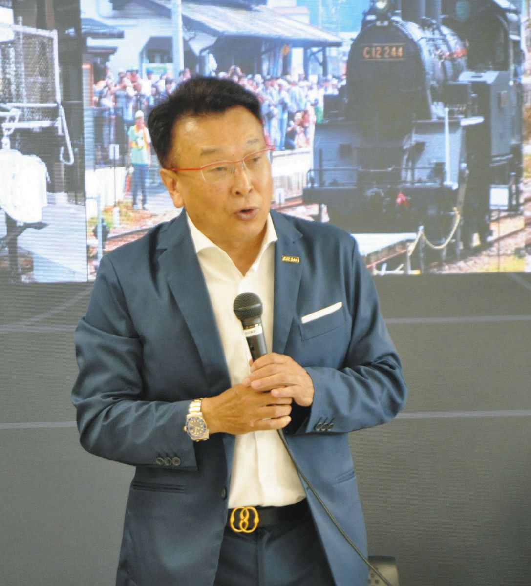 中間報告の概要を語る検討委の阿部伸一郎会長＝恵那市役所で
