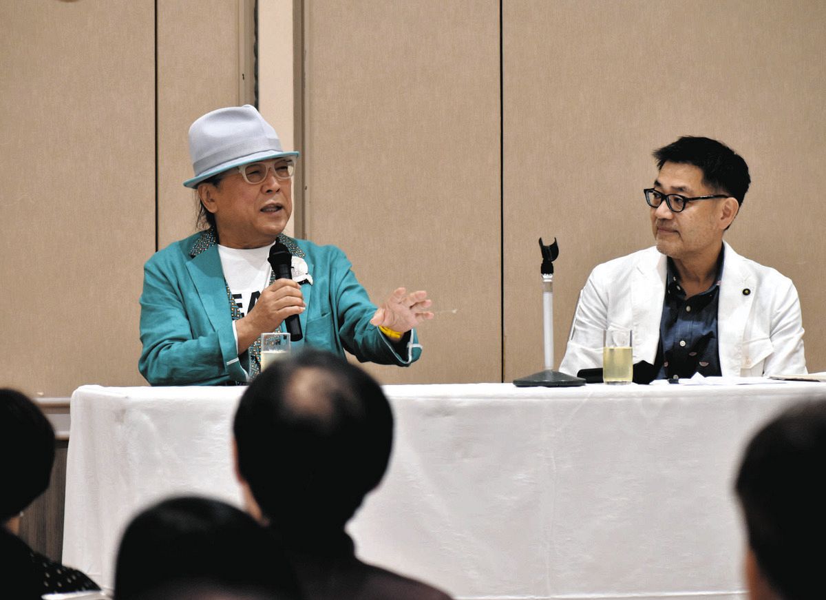 自身の経験を交えながらうつ病との向き合い方を語るドン小西さん（左）＝津市大門のホテル津センターパレスで