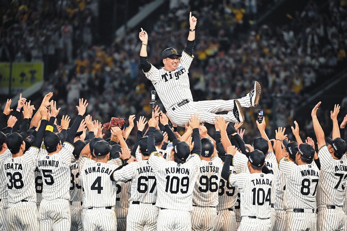 阪神タイガース　優勝記念　藤川監督　胴上げボブルヘッド人形　藤川球児 阪神タイガース 藤川球児監督 優勝胴上げボブルヘッド - メルカリ