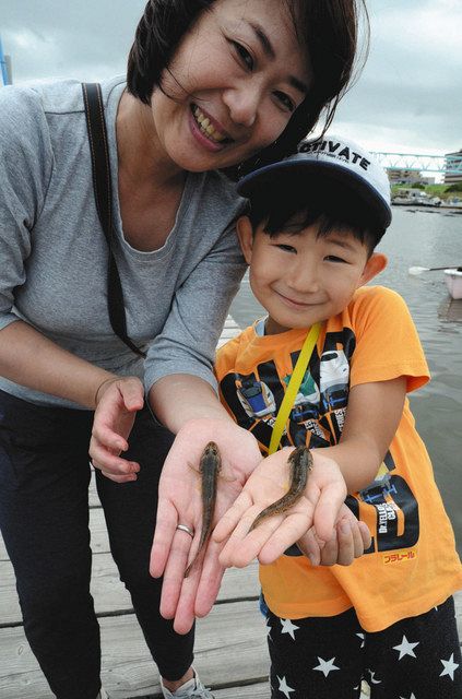 　初めて挑戦し、ママとボクで同時ヒット！　「ハゼ釣りってチョー楽しい〜」を連発してました 