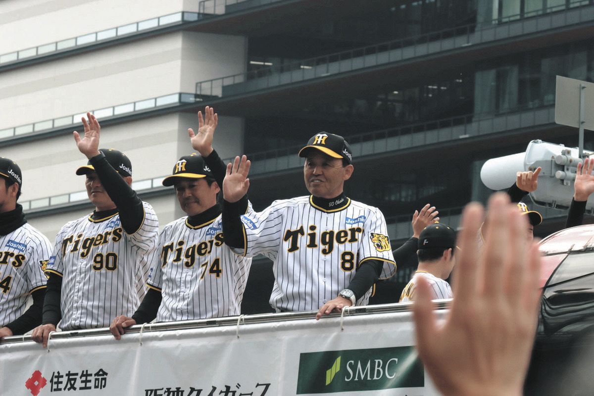 ◇優勝パレードで手を振る岡田監督【写真】：中日スポーツ・東京中日スポーツ