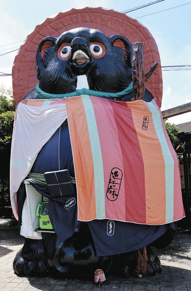 おしゃれやね」色鮮やかな近江商人姿に衣替え 甲賀市・信楽駅前の巨大