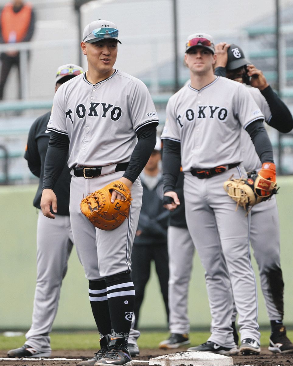 巨人岡本和真のゴールド色シャツ　新品未使用 巨人・阿部監督、岡本和真は『一塁固定』の方針 新外国人・キャベッジ