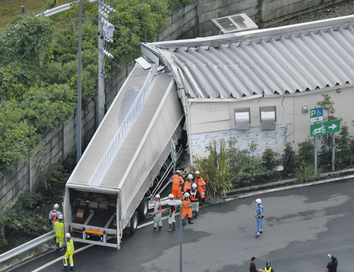 動画】豊橋PAで大型トレーラーが建物に衝突 東名高速下り線、軽油漏れ