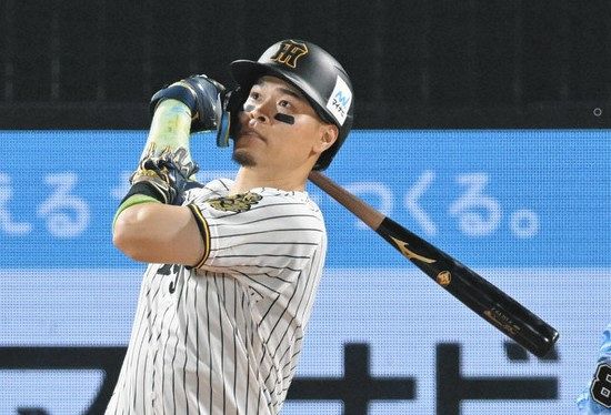 激レア　阪神タイガース　佐藤輝明選手　木製バット 激レア 阪神タイガース 佐藤輝明選手 木製バット - メルカリ