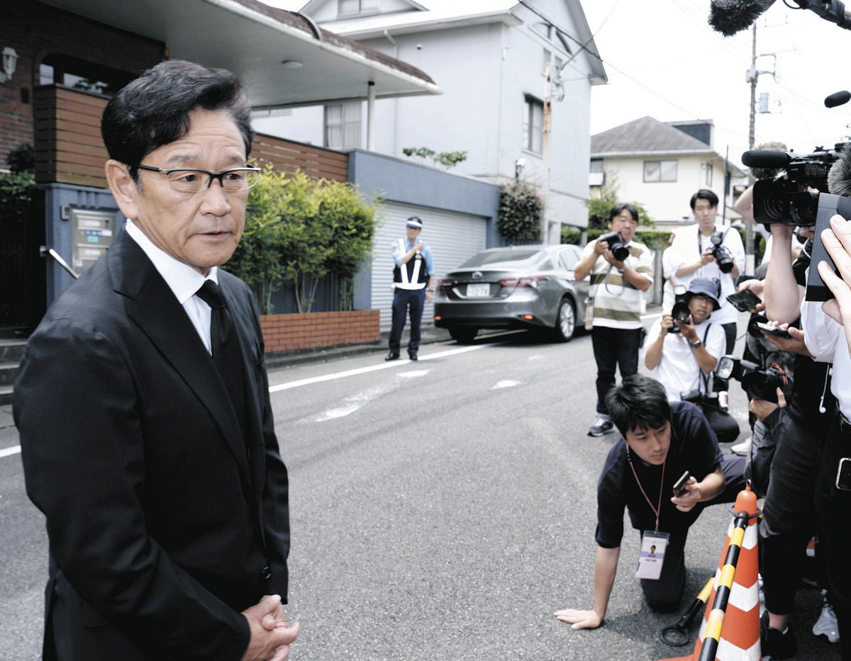 弔問後、報道陣の質問に答える栗山英樹さん