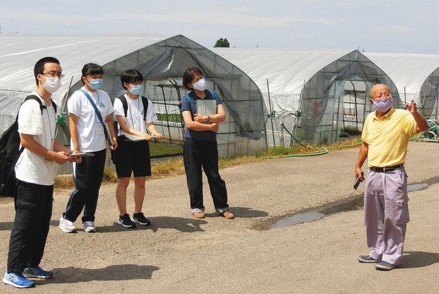 施設の説明を聞く参加者＝南砺市のサカタニ農産で 