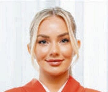フリーマンの元モデル妻、ぴたり『世界一の指輪シャツ』ショットに