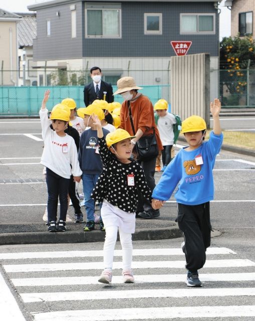 右見て、左見て 岡崎自動車学校で小豆坂小1年生に交通教室：中日新聞Web