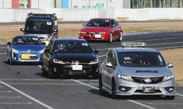 プロドライバーが高齢者に運転指導 鈴鹿サーキットで走行会 中日新聞web