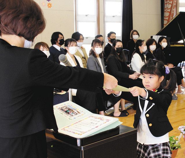 ７３年の歴史に幕 新居 内山保育園で最後の卒園式 中日新聞しずおかweb