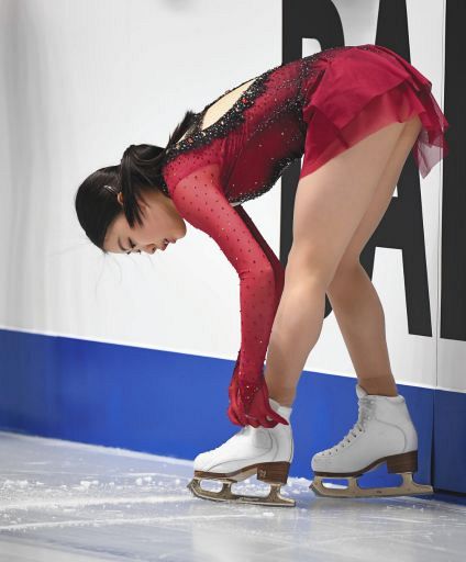 全日本選手権の公式練習でスケート靴にテープを巻く紀平梨花＝2019年12月、国立代々木競技場で