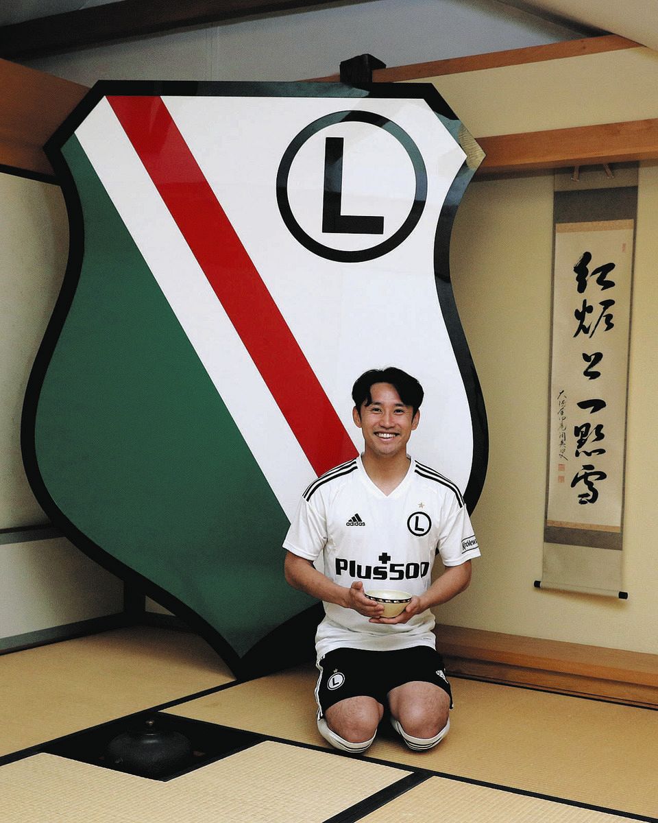 ◇森下龍矢、和室でレギアのユニホームを着てお茶を飲む【写真】：中日