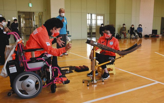 勾配具を使った投球を披露する田中恵子さん（左）と孝子さん＝小松市白江町の第一地区コミュニティセンターで 