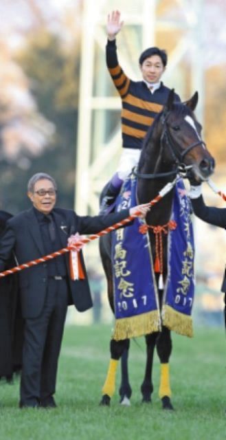 有馬記念を制したキタサンブラックと武豊。左は北島三郎オーナー＝2017年12月