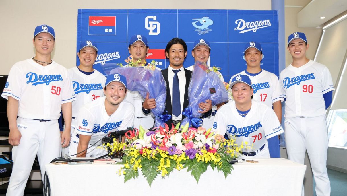 ◇祖父江の引退会見に大野、松山ら中日投手陣が駆け付ける【実際の写真 