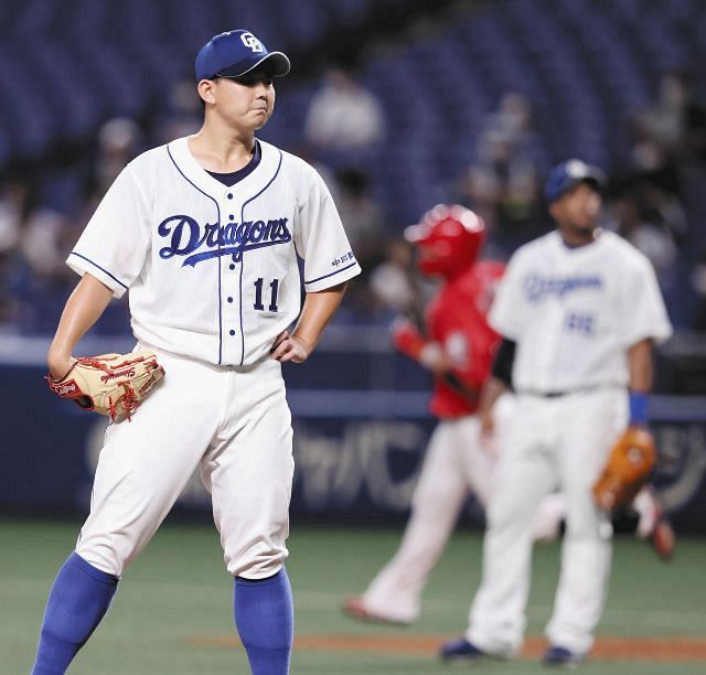 4回表無死、会沢（中）に満塁本塁打を浴びた小笠原