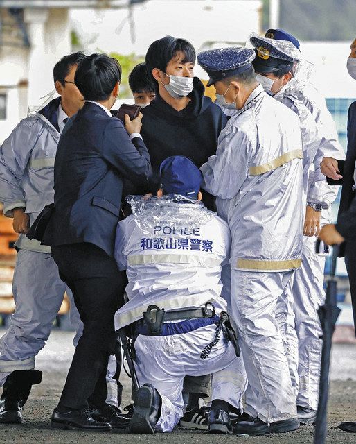 岸田首相が応援演説に訪れた和歌山市の雑賀崎漁港で、取り押さえられる木村隆二容疑者＝１５日午前１１時３１分
