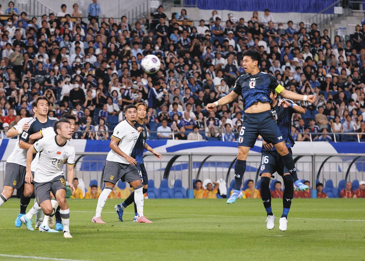 サッカー日本代表・遠藤航のヘディングで先制 左CKからのボールを