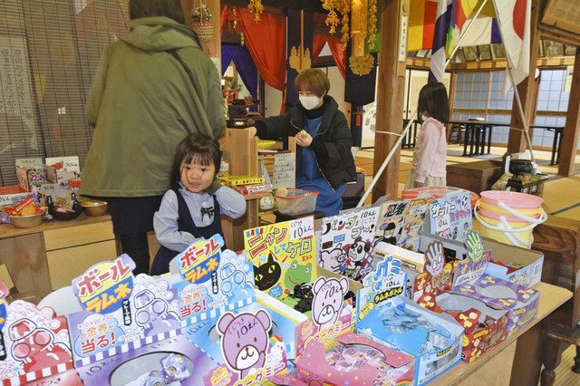 お寺に駄菓子屋 開業の佐々木さん「身近に感じて」：中日新聞しずおかWeb