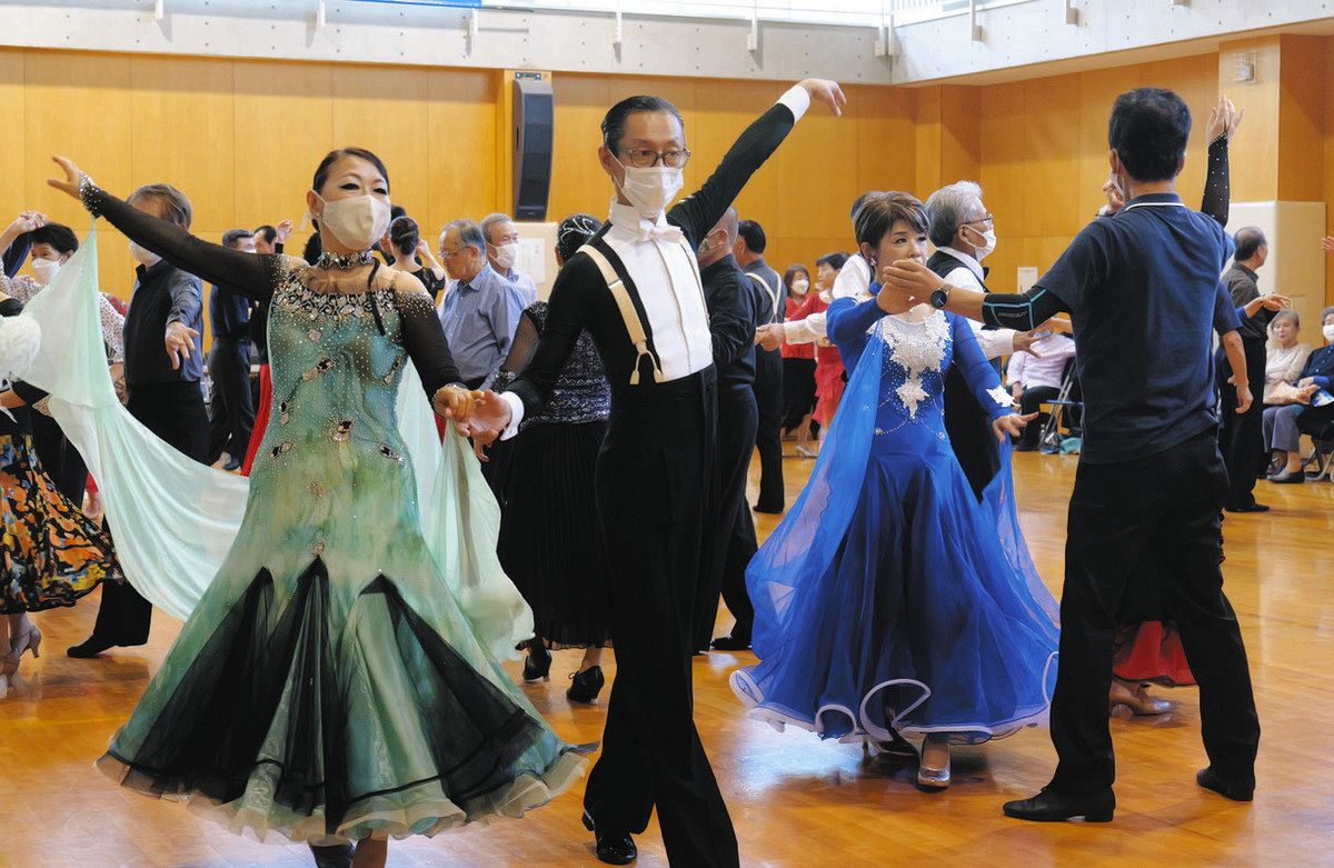 社交ダンス華やかなプリーツ 社交ダンス 優雅に熱く 金沢 北陸の愛好家集いフェス：北陸中日新聞Web