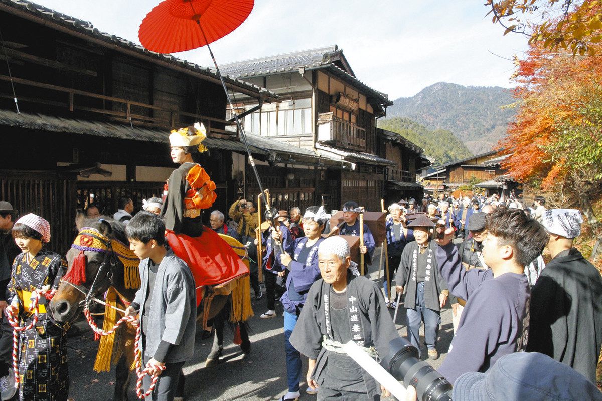 江戸の衣装で宿場町に彩り 妻籠宿で住民ら110人が行列：中日新聞Web