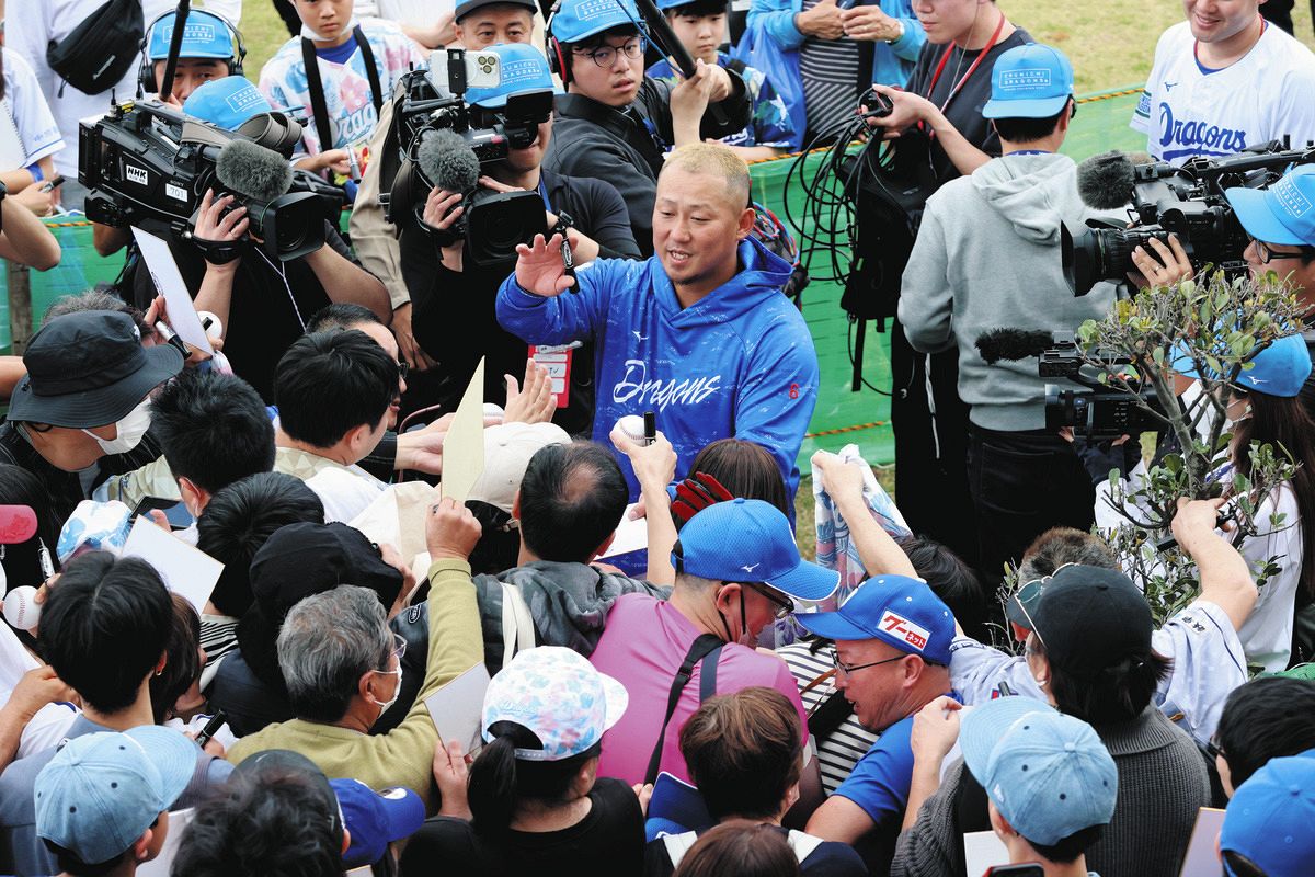 中日・中田翔、練習終了後の即席サイン会にファン殺到 あまりの人気 