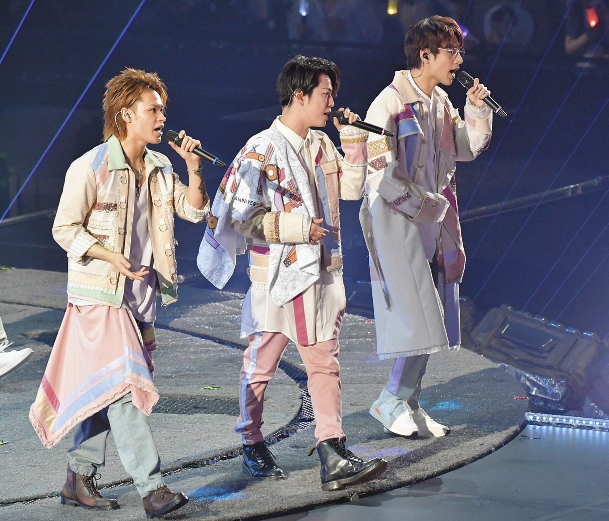１５周年記念ライブで熱唱する（左から）上田竜也、亀梨和也、中丸雄一