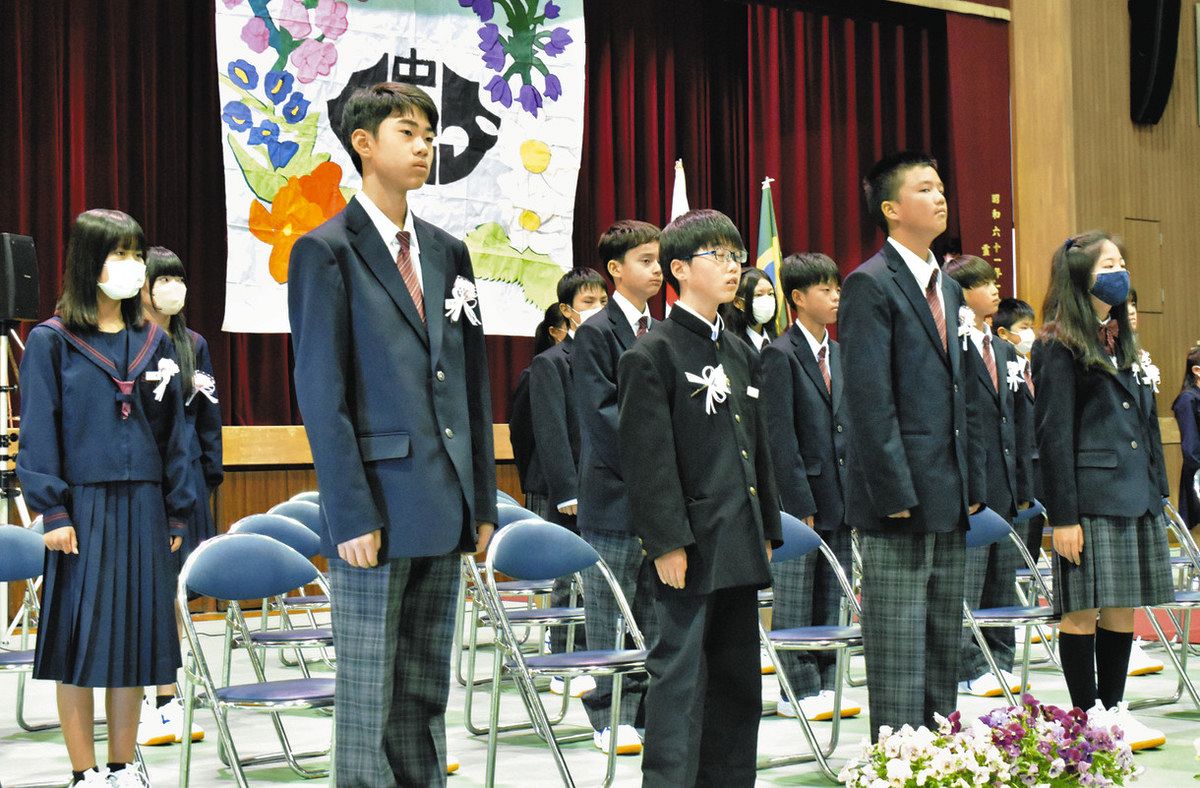 ブレザー型新制服で第一歩 伊賀市の公立中で入学式：中日新聞Web