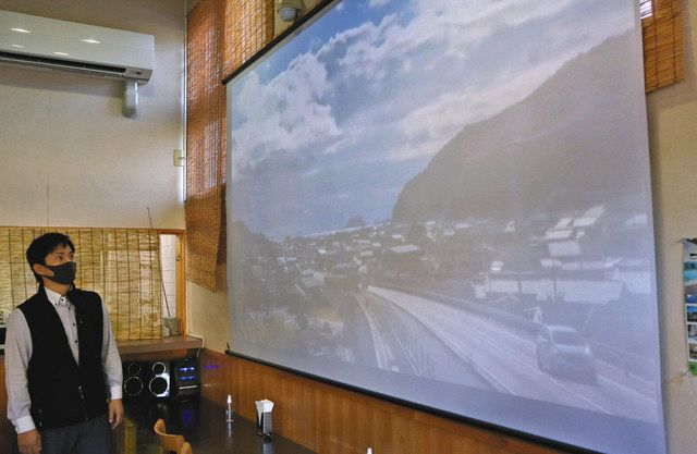 地元の観光スポットや産業を動画で紹介するスクリーン＝紀北町の「道の駅海山」で