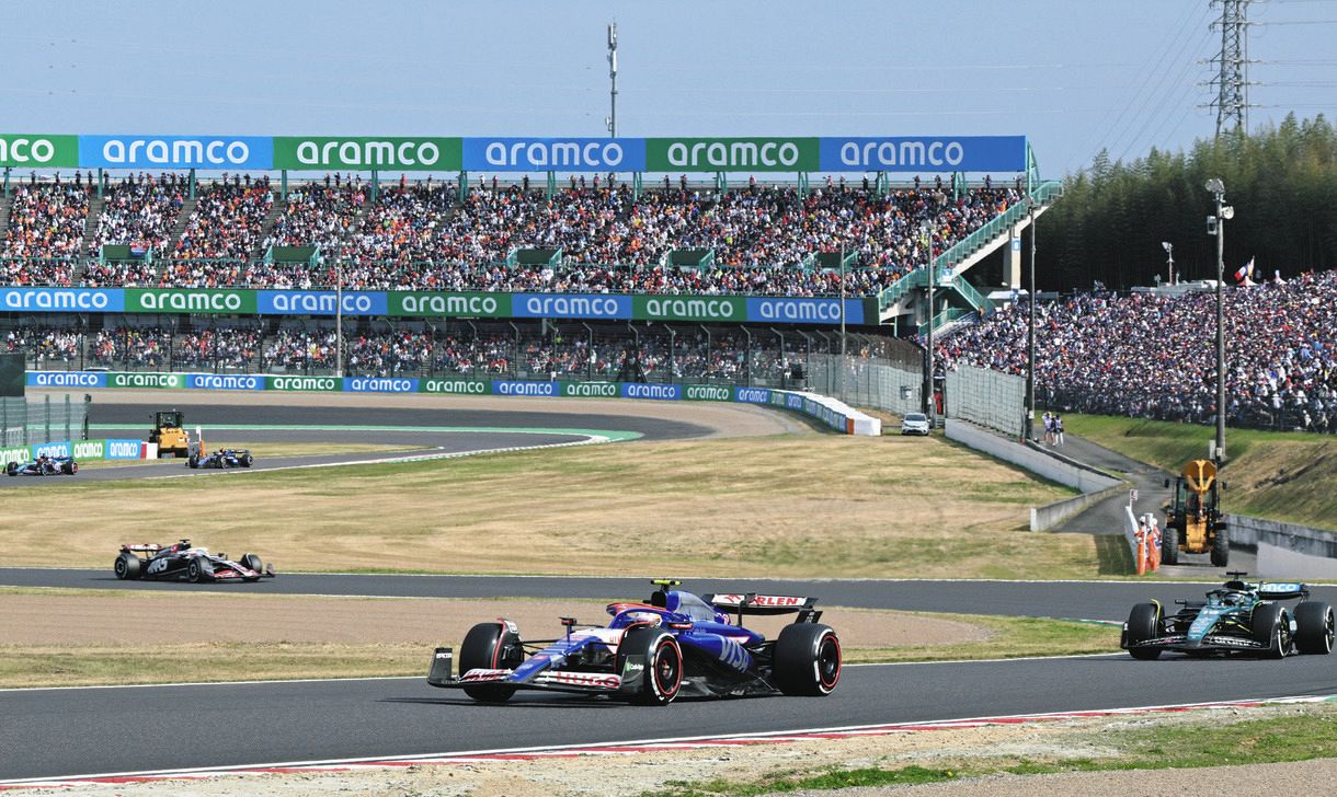 F1日本グランプリ、初の春開催に最多22万9000人のファン 桜も共演「最高の気候」：中日新聞Web