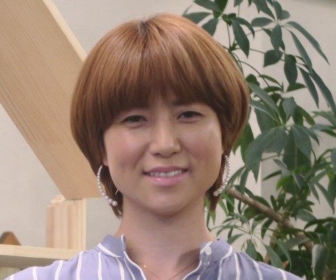 アラフィフ48歳のhitomi、涼しげな「夏服コーデ」変わらぬ美脚を披露！「セクシー」「きゃわぃ～」フォロワー歓声：中日スポーツ・東京中日スポーツ