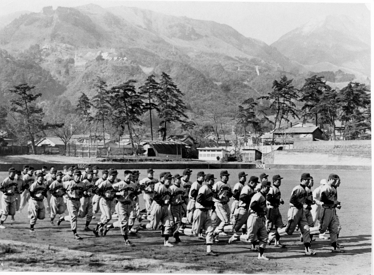 １９６２年２月、選手全員でランニングする別府キャンプのようす。バックは扇山
