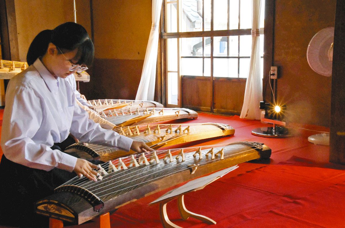 初夏の重文に響く琴の音色 旧中埜家住宅で半田高生が演奏：中日新聞Web