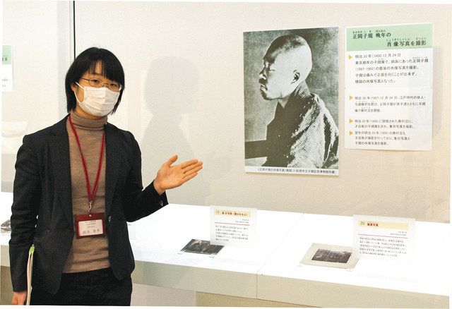 展示を解説する鈴木さん＝桑名市京町の市博物館で