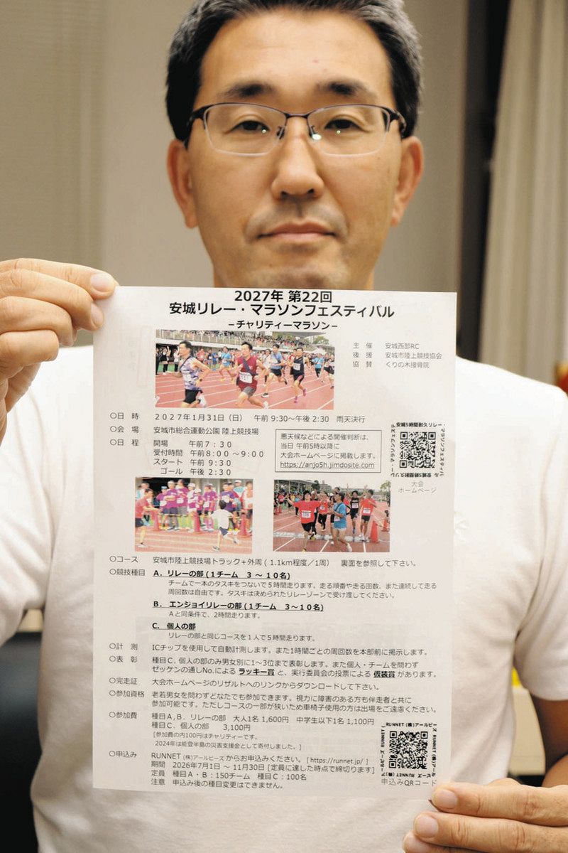 チラシを手に、参加を呼びかける伊藤さん＝安城市内で
