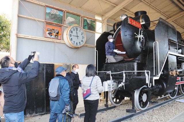 シューッ」と懐かしい汽笛の音再び 美濃加茂でＳＬのＣ58形見学会 ：中日新聞Web