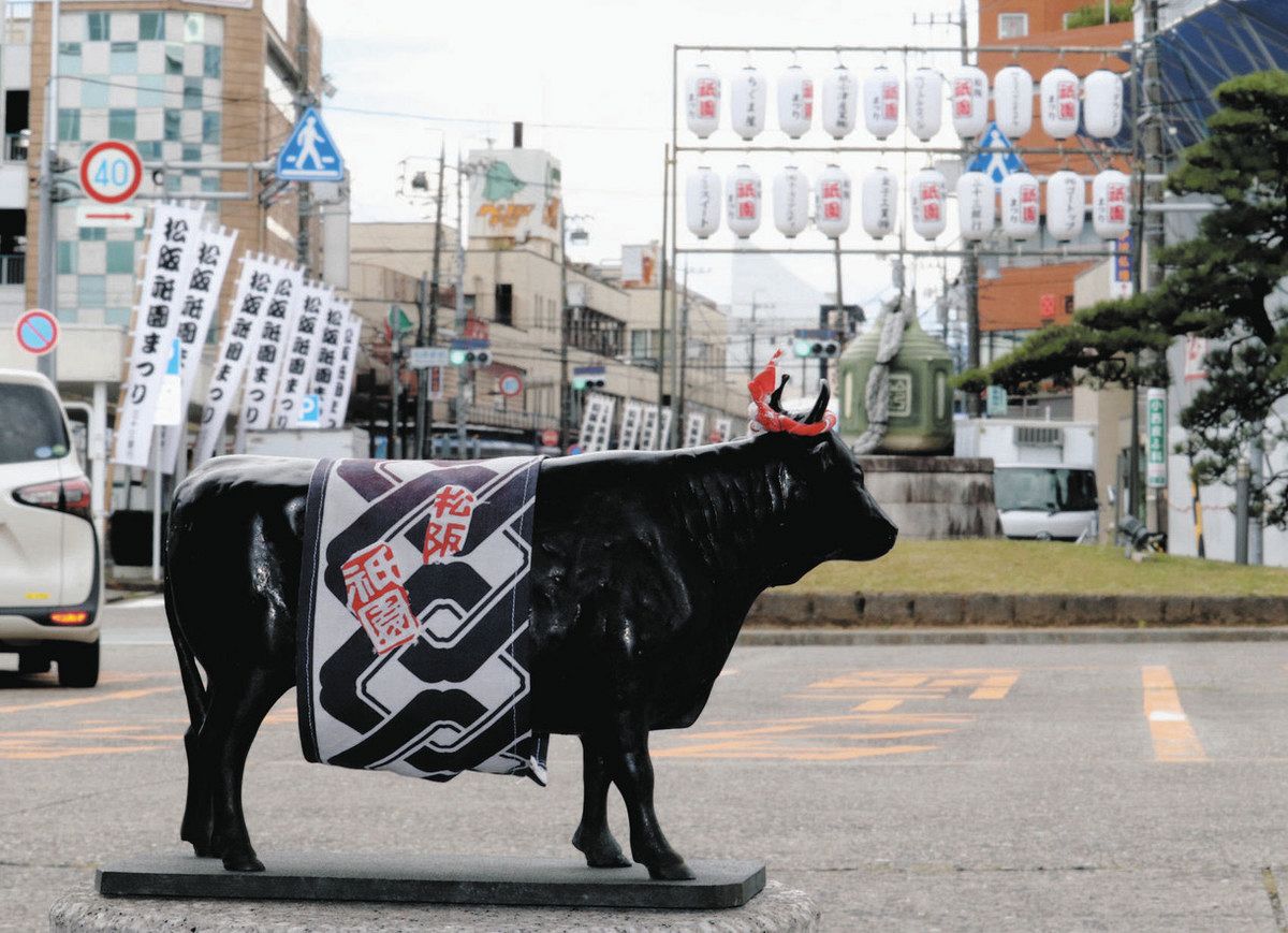 松阪牛銅像に衣装「松阪祇園まつり」本番へ熱気高まる みこしや音頭と