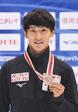 男子1500メートル決勝で3位となり、銅メダルを手にする渡辺啓太