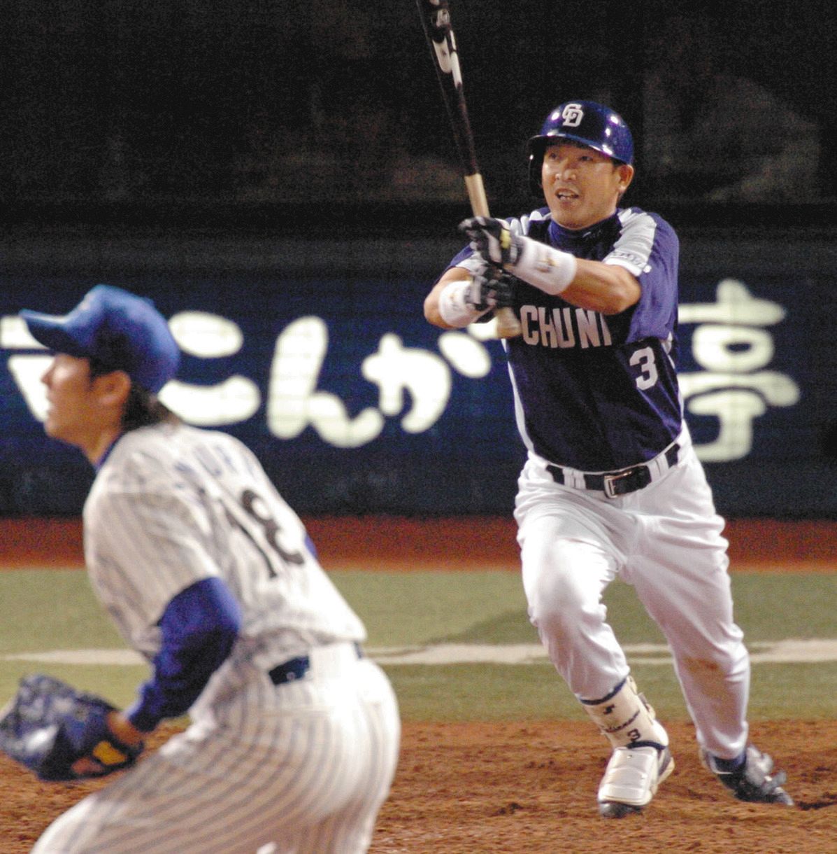 横浜戦の５回表１死二塁、立浪が右前打を放つ。右は投手・三浦＝２００４年５月２１日、横浜スタジアムで