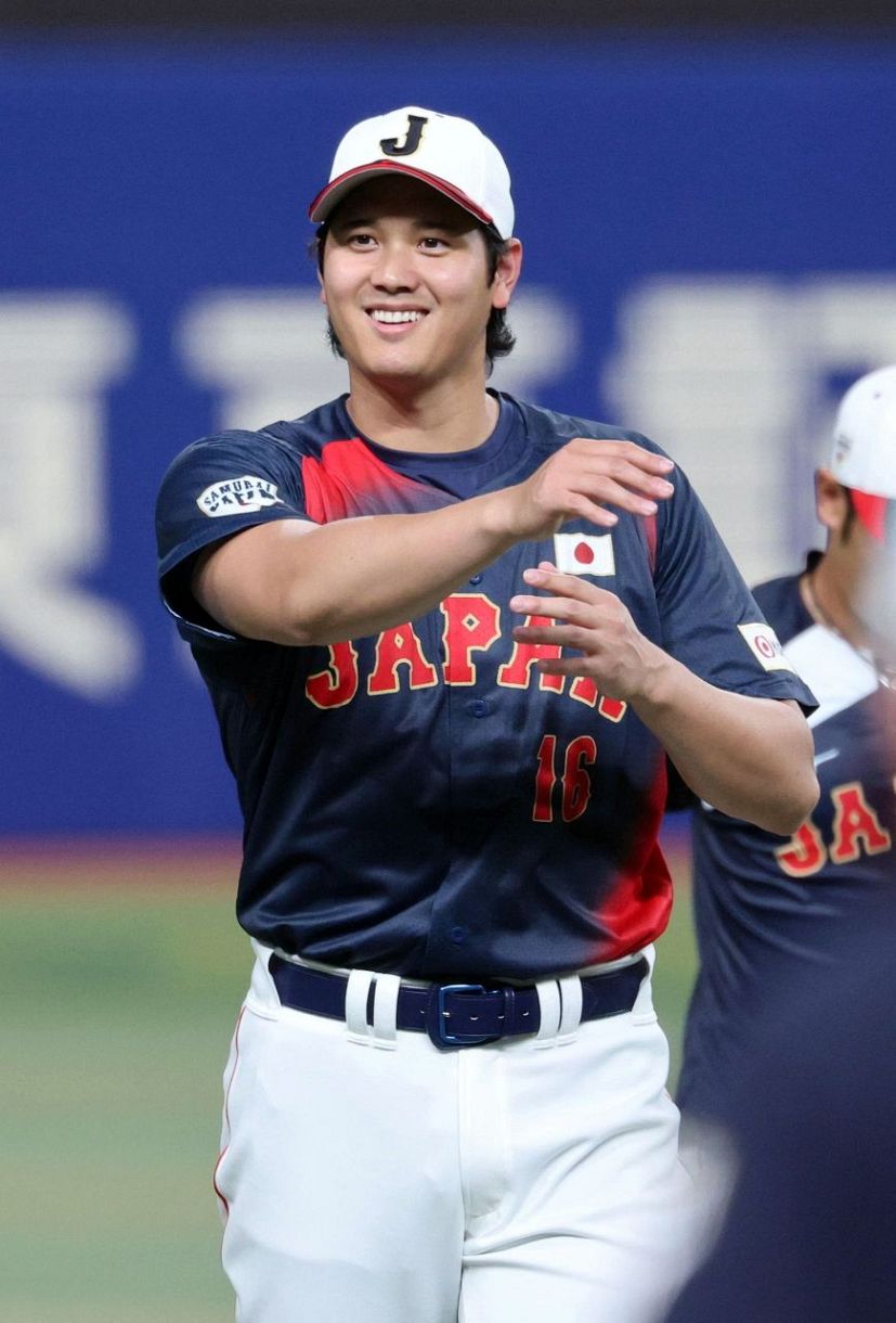 WBC　大谷翔平ビジターユニホーム 大谷翔平、『ペコペコ』半袖ビジターユニホームでグラウンド入り