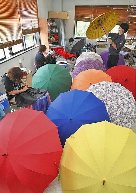 梅雨間近 カラフル傘 福井の 福井洋傘 中日新聞web 梅雨間近 カラフル傘 福井の 福井洋傘 中日新聞web