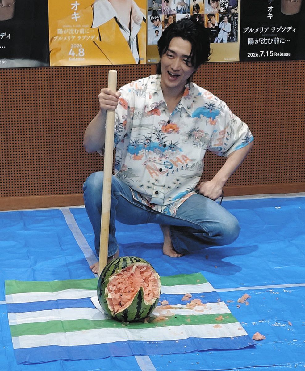 真田ナオキがコンサート前にスイカ割りでヒット祈願「曲はちゃんと